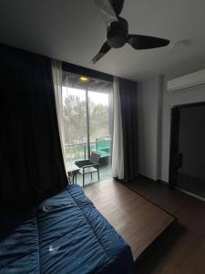 小笨珍Galaxy House with seaview balcony- JB PONTIAN的一间卧室配有一张床和一台平面电视