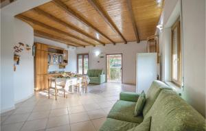 约波洛Villa Mare的带沙发的客厅和用餐室