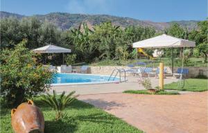 约波洛Villa Mare的一个带遮阳伞和椅子及桌子的游泳池