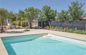 科米索Villa Ibiscus的一座树木繁茂的庭院内的游泳池