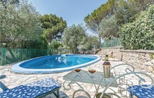 San VitoBeautiful Home In San Vito Di Narni Tr With Kitchen的一个带桌椅的小型游泳池