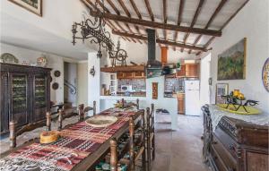 Beautiful Home In San Vito Di Narni Tr With Kitchen餐厅或其他用餐的地方