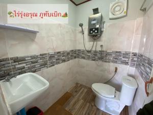 Ban Maeo Thap Boekไร่รุ่งอรุณ ภูทับเบิก的一间带卫生间和水槽的浴室