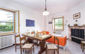 Bazzano InferioreAmazing Home In Spoleto With Wifi的一间带桌椅和壁炉的用餐室
