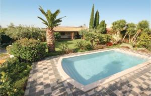 帕洛港Vento Di Mare的一座带房子的庭院内的游泳池