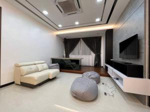 新山HomeAway Paradise @ Taman Mutiara Bestari的带沙发和平面电视的客厅