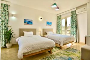 赫尔格达Hurghada Sahl Hasheesh sea-view Villa with private pool的一间卧室设有两张床和大窗户