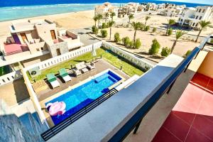 赫尔格达Hurghada Sahl Hasheesh sea-view Villa with private pool的一座带游泳池和海滩的度假村的模型