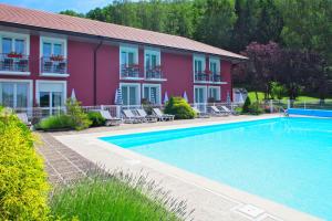 帕塞南Domaine du Revermont - Logis Hotel的大楼前设有游泳池的酒店