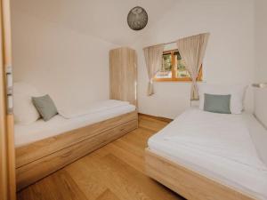 拜尔斯布龙Natur-Camp Tannenfels的客房设有两张床和窗户。