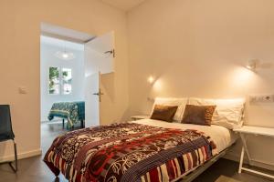 圣布里希达Casa del Monte的卧室配有1张床、1张桌子和1把椅子
