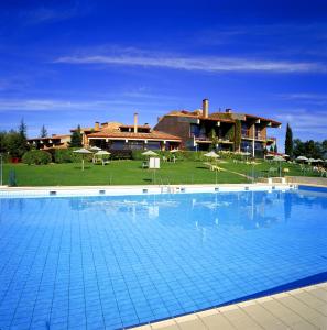 塞哥维亚塞戈维亚旅馆的房屋前的大型游泳池
