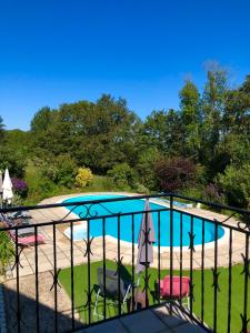 Corgnac-sur-lʼIsleCARIAD LA REBEUSE的阳台享有游泳池的景致。