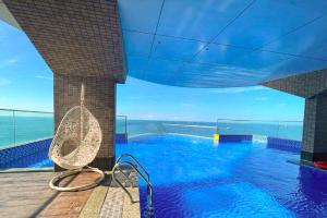 头顿Mermaid Seaside Hotel的一座海景建筑中的游泳池