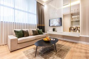伊斯坦布尔威龙Spa酒店 的客厅配有沙发和桌子