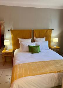 鲁西隆地区卡内Appartement Front de Mer的一张大床,上面有两个绿色枕头