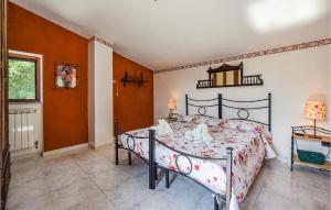 Casale Conca Dei Sogni的一间卧室配有一张带花卉床罩的床