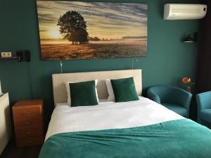 埃克斯鲁Wapen van Exloo的一间卧室配有一张壁画床