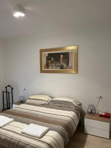 萨韦纳河畔圣拉扎罗HOUSE RODRIGUEZ的卧室配有两张床,墙上挂着一幅画