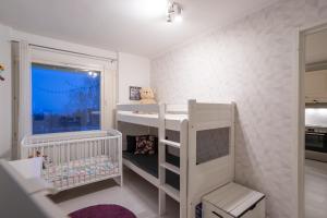 拉彭兰塔Modern design w/balcony, free parking,WiFi & A/C的儿童间 - 带双层床和婴儿床