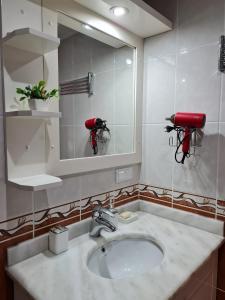 马赫姆拉Barbaros Cd no 201 Апартаменты的一间带水槽和镜子的浴室