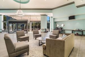 佛罗伦萨Clarion Inn & Suites的大堂配有沙发、椅子和桌子