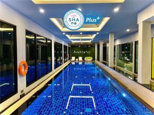 山甘烹The Vet Boutique Hotel - SHA Extra Plus的一座建筑物中央的游泳池