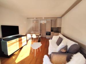 谷雪维尔Douglas - Appartement au cœur du Jardin Alpin的客厅配有沙发和桌子