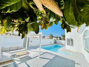 迈阿密普拉特亚Villa “Castellón“的一座别墅,设有游泳池和棕榈树