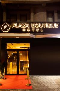 普里什蒂纳Plaza Boutique Hotel的一座带有读取fayaza精品酒店标志的建筑