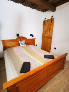 HegyhátszentjakabŐrség Kincse Nagy Apartman - 6 főre的一间卧室配有一张木床和木门
