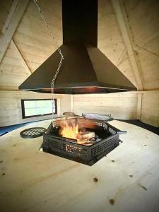 圣迪耶Villa 250m2 avec PISCINE chauffée & SPA & kota-grill & sauna的一间客房中间的炉灶