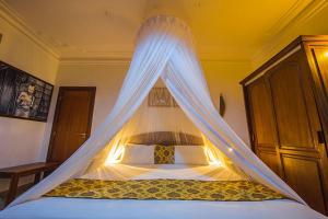 基加利Hotel Chez Lando的一间卧室配有一张带蚊帐的床