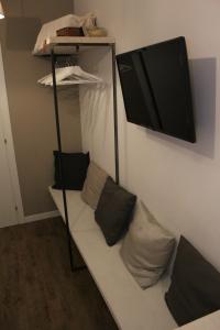 罗马圣彼得豪华客房旅馆的配有枕头的双层床和墙上的电视