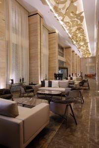吉赞Grand Plaza Hotel - Jazan的大厅,在大楼里设有沙发和桌子