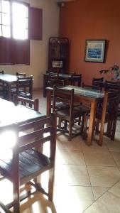 皮斯科Hostal La Casona的用餐室设有木桌和木凳