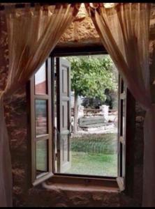 埃利尼科伊莱恩酒店的享有庭院景致的开放式窗户