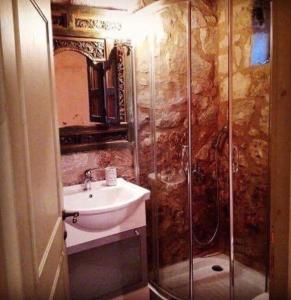 埃利尼科伊莱恩酒店的一间带水槽和淋浴的浴室