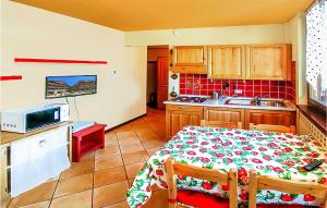 弗拉博萨索塔纳Bilo Stallelunghe 5的一间带桌子的厨房、一间带桌子的厨房和厨房