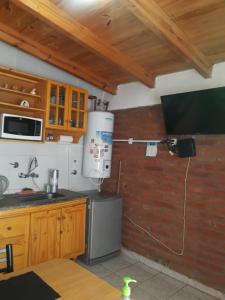 马拉圭El Pasaje的厨房配有水槽和微波炉