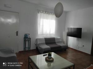 扎霍拉Casa Baro的一间卧室配有一张床、一张桌子和一台电视。