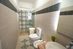 锡拉库扎Residenza Giuseppina的浴室配有卫生间、盥洗盆和淋浴。