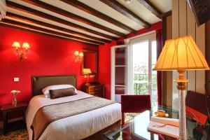 巴黎双大陆酒店的红色的卧室设有床和窗户