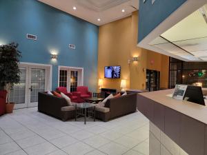 阿马里洛Extend-a-Suites - Extended Stay, I-40 Amarillo West的大堂配有沙发和墙上的电视