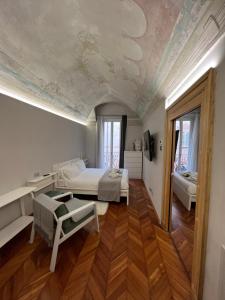 阿尔巴Arco Antico的一间卧室配有一张床,天花板上装饰有绘画作品