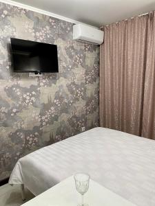 Уютная комната-студия в центре Бишкека客房内的一张或多张床位