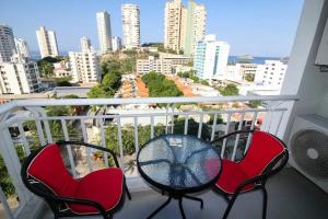 圣玛尔塔Apartamentos Reserva de la Sierra - by Bedviajes的美景阳台配有两把椅子和一张桌子