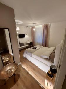 罗马圣彼得豪华客房旅馆的一间卧室配有一张大床和一把椅子