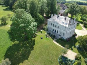 VallenayB&B Château de Preuil的空中景色,在田野上看到一个大白色房子