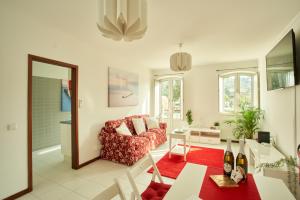 西尔韦斯Encosta Retreat的客厅配有沙发和桌子